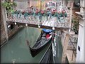 Benátská ulička s gondolou