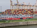 Pohled na kontejnery v přístavu Bremerhaven